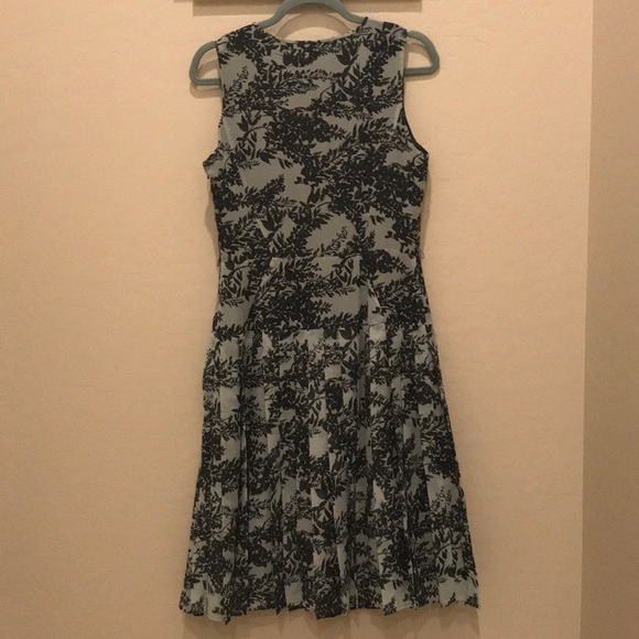 Spring pleated and Fitted Halogen Dress Size 8 - Picture 4 of 6